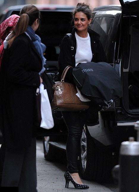 Katie Holmes 15 03 2011 01 a